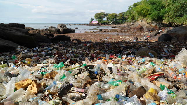 Plastik på strand i Sierra Leone