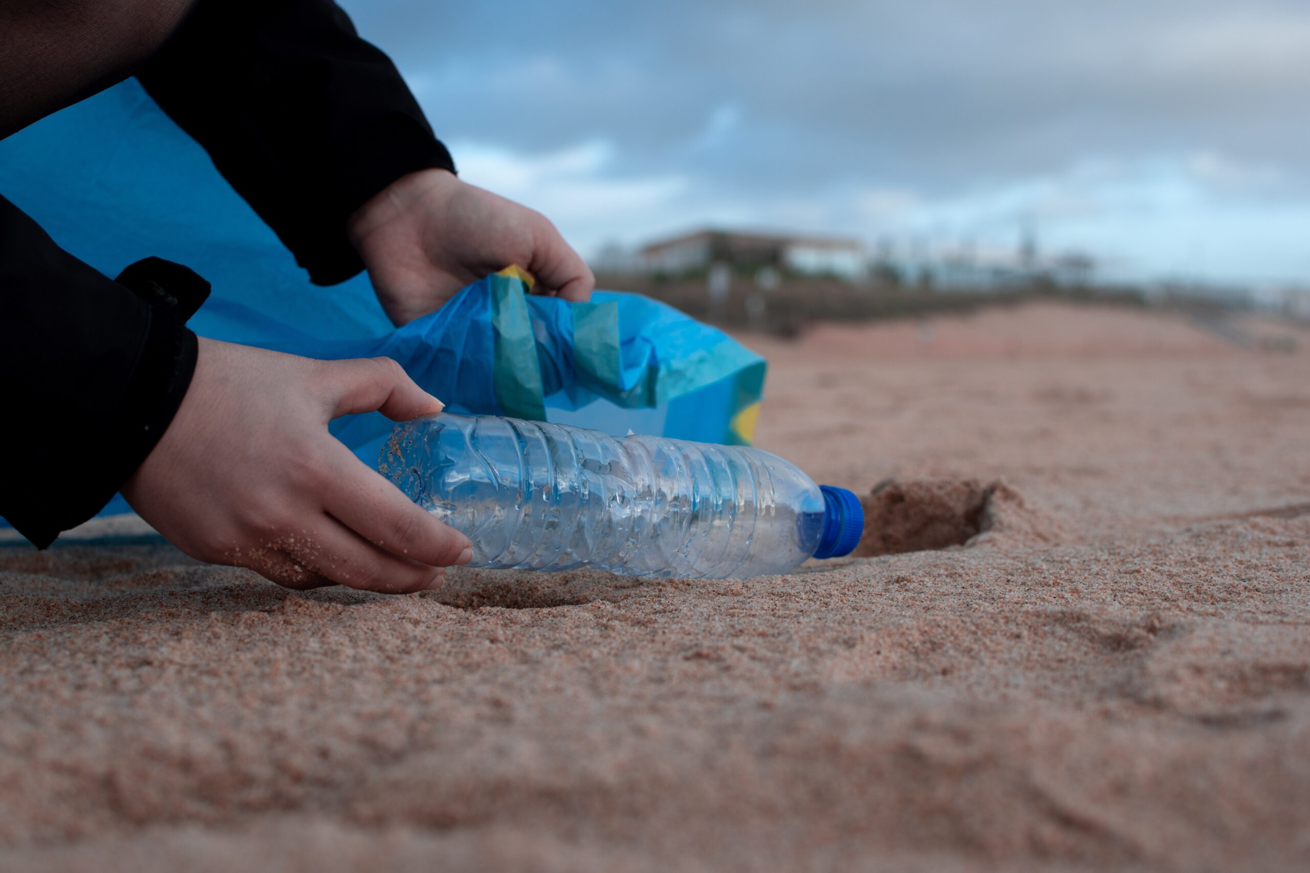 Samler plast på strand