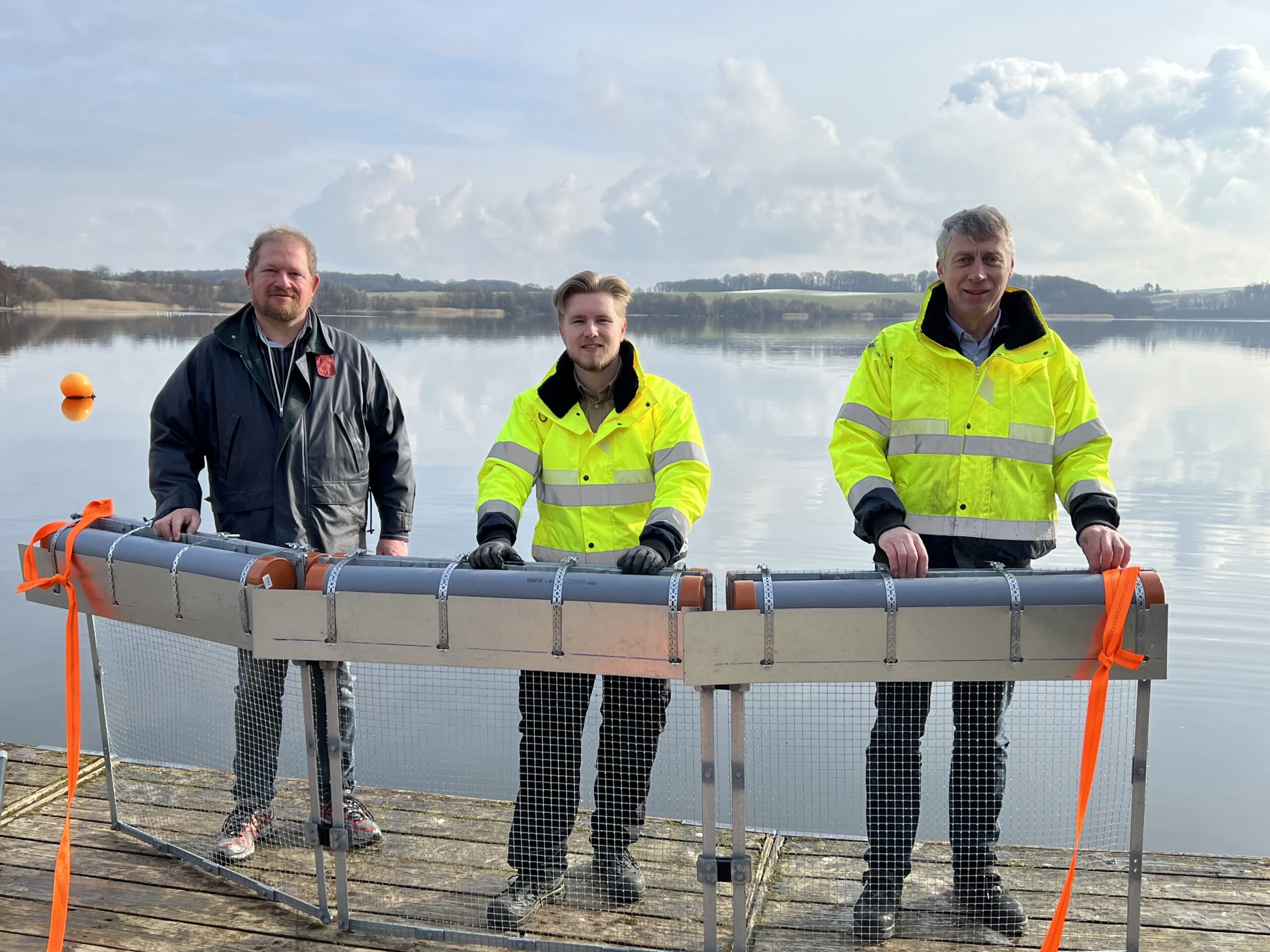 Test af havplast barriere i Silling Sø